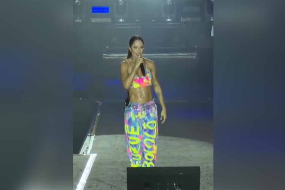 Cantora interrompe show após relatos de “pum” na plateia: “Tá pôdi”