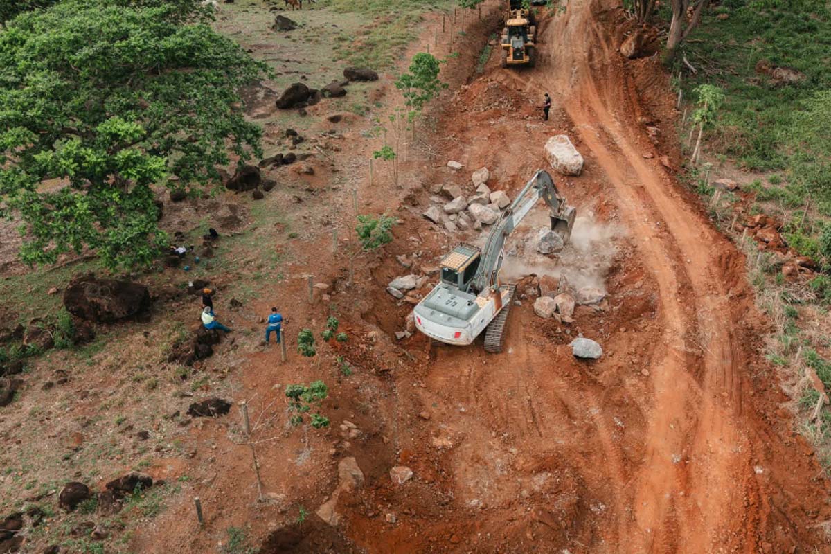 Megaoperação: Prefeitura realiza rebaixamento de morro e remoção de curvas na Linha 628