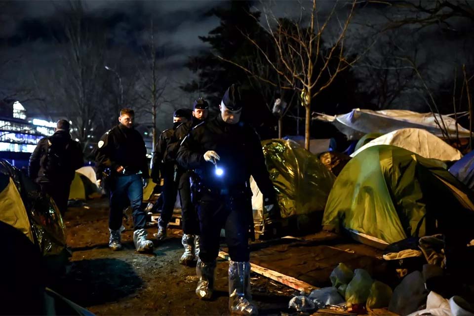 Polícia francesa desmantela acampamento de imigrantes em Paris