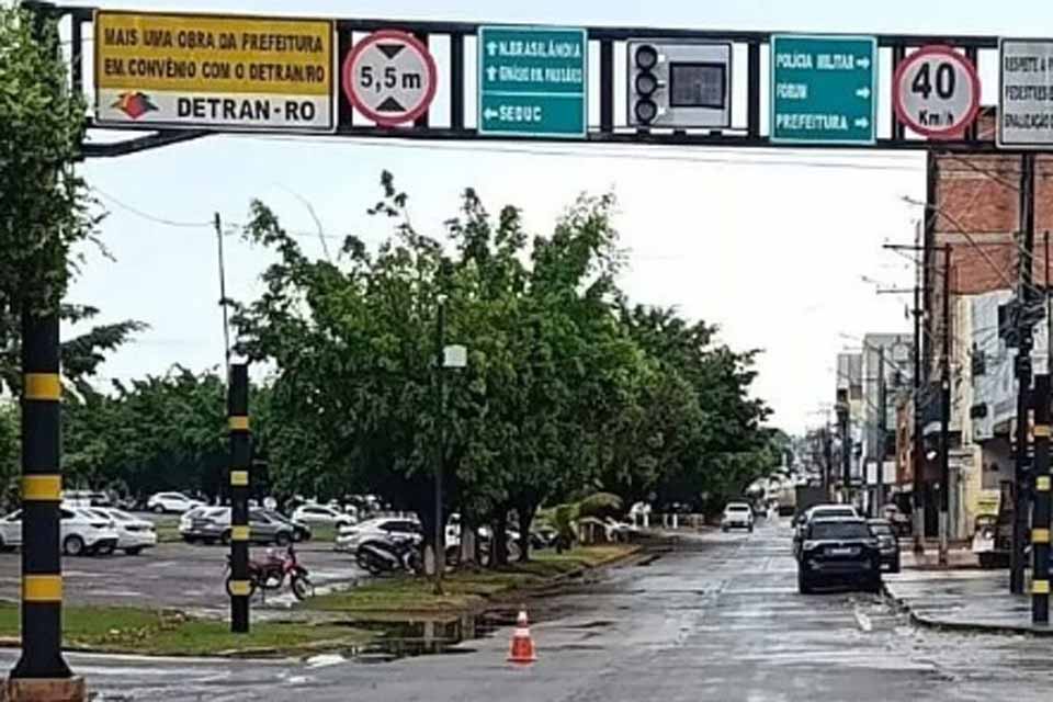 Semáforo da Avenida 25 de Agosto com Corumbiara apresenta falha, e Comtran reforça alerta aos motoristas
