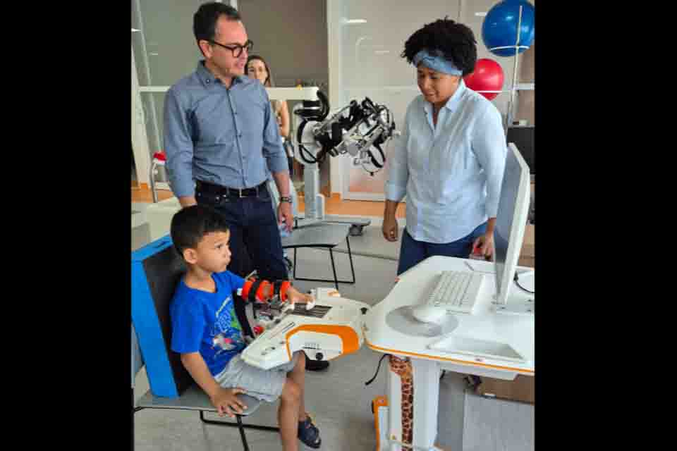 Deputada Sílvia Cristina apresenta trabalho do Centro de Reabilitação ao vice-governador Sérgio Gonçalves