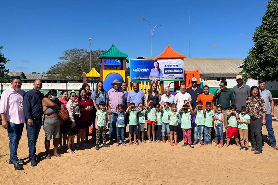 Deputada Gislaine Lebrinha entrega playground e R$ 400 mil para a saúde em Cacaulândia