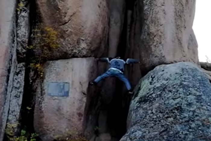 Idoso de 70 anos sobe fenda sem cordas 