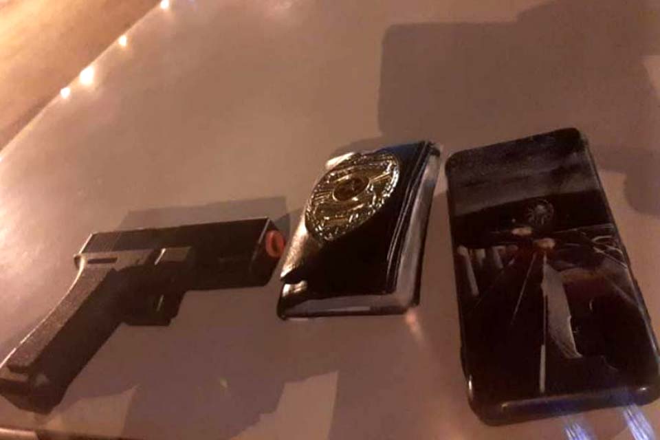 Pedreiro é abordado pela PM com arma de plastico e distintivo falso