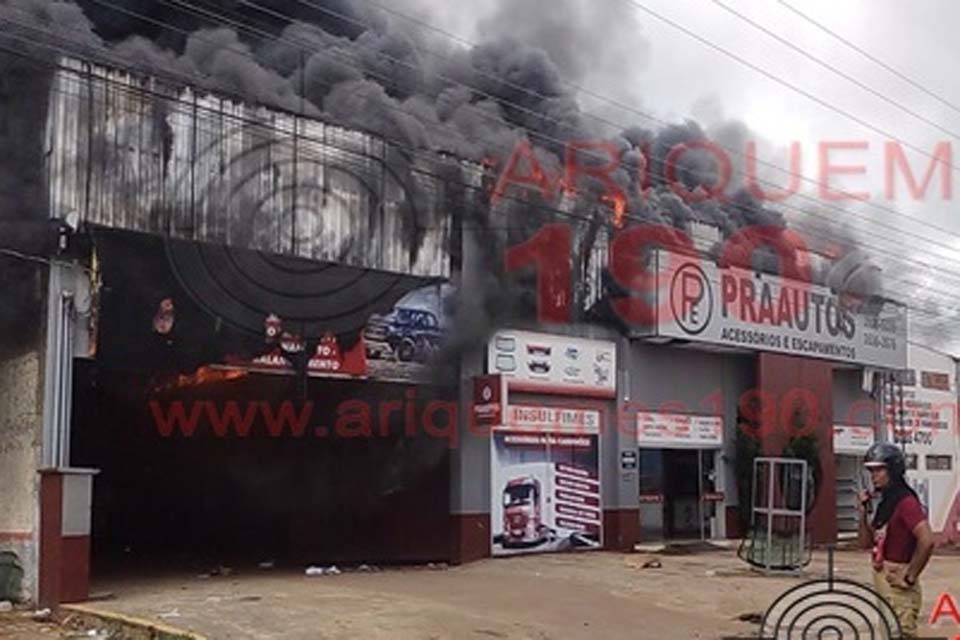 Incêndio de grandes proporções destrói trés empresas em Ariquemes