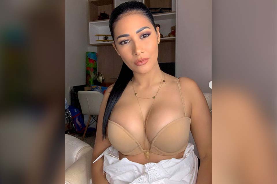 Dupla de Simone, Simaria exibe corpo em foto de lingerie e chama atenção