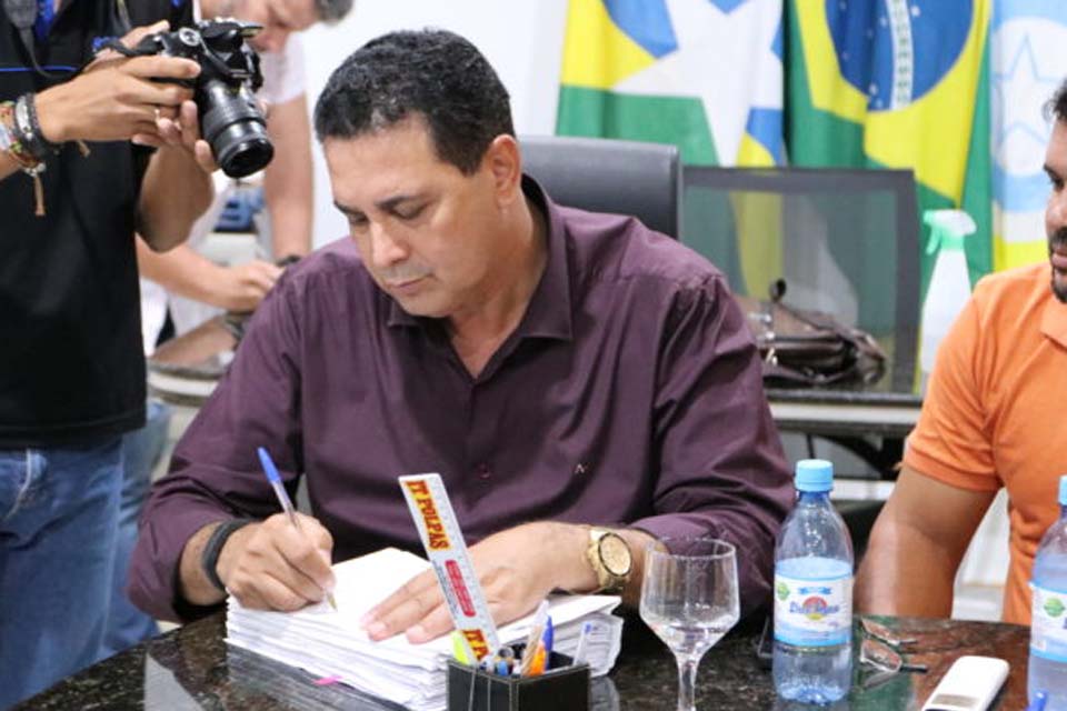 Prefeito assina ordem de serviço para recapeamento asfáltico de 27 km