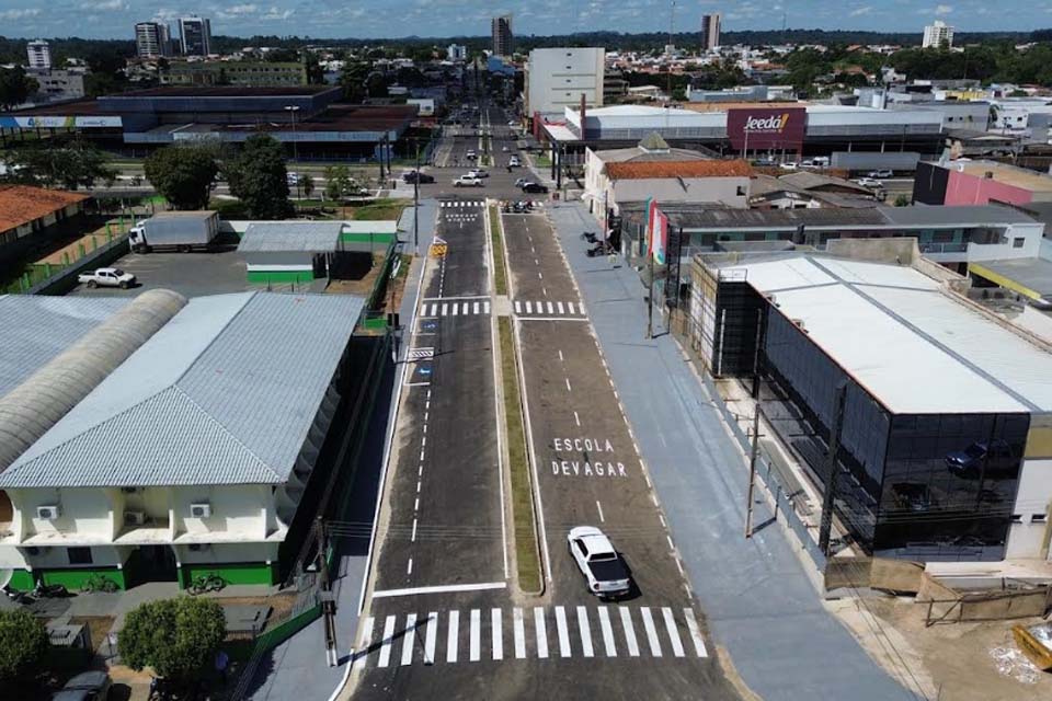 Liberado trânsito na avenida 6 de Maio; prefeitura de Ji-Paraná executa obra de alargamento