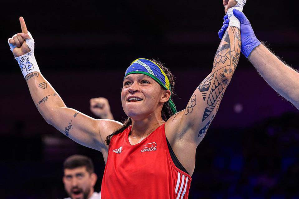 Beatriz Ferreira sobra na final e fatura bicampeonato mundial de boxe