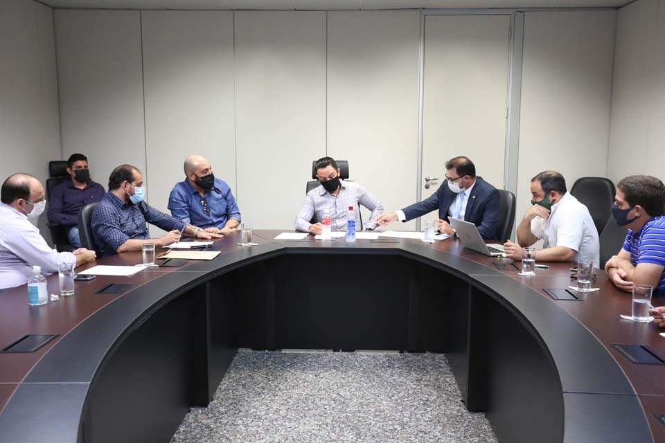 Presidente da ALE-RO, Laerte Gomes discute obra de esgotamento sanitário em reunião na Casa Civil