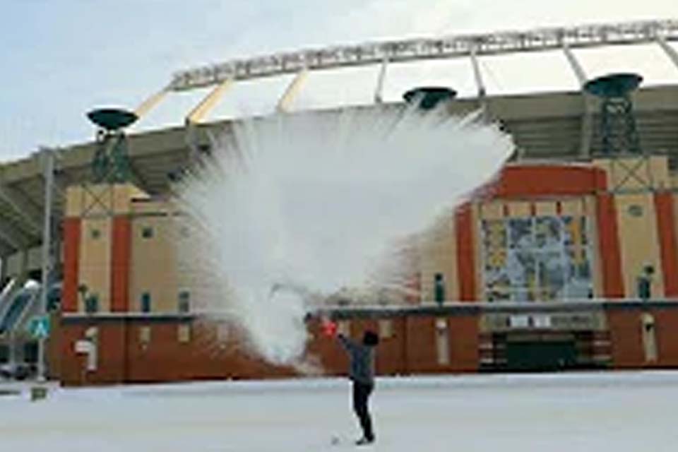 Água fervente congela ao ser jogada pra cima 