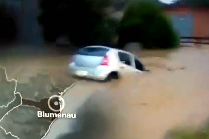Duas pessoas morreram após o carro ser levado por enchente
