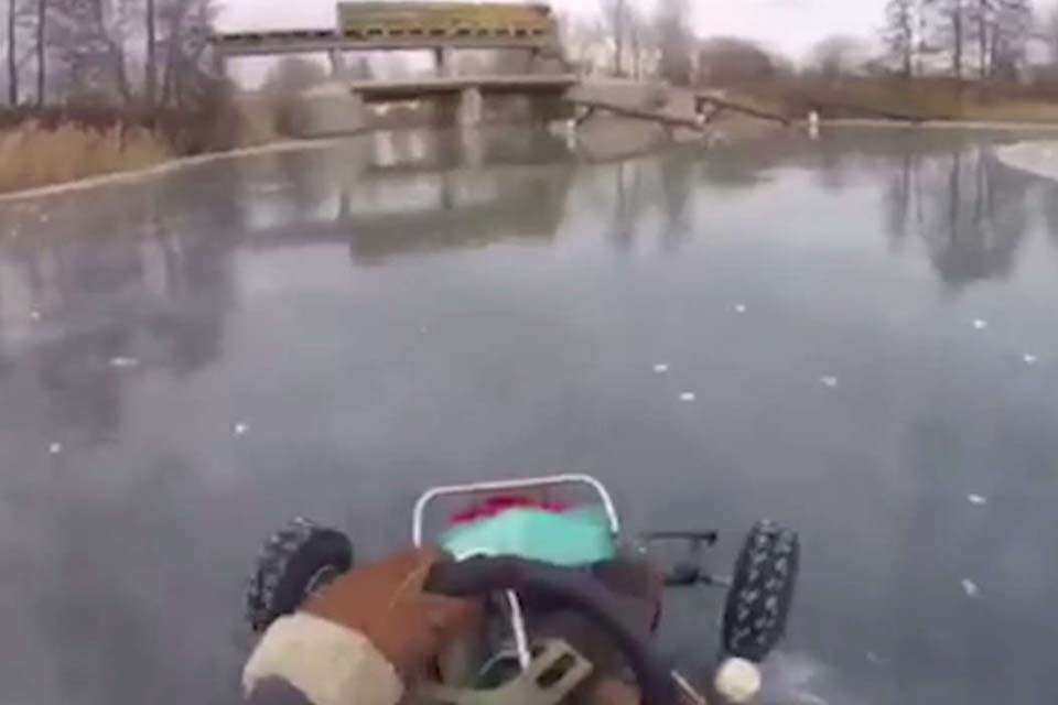Épica corrida de kart em cima de um lago congelado