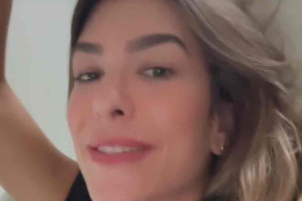 “Gata andando de muletas”: Lore Improta revela cirurgia nos pés e fala sobre recuperação