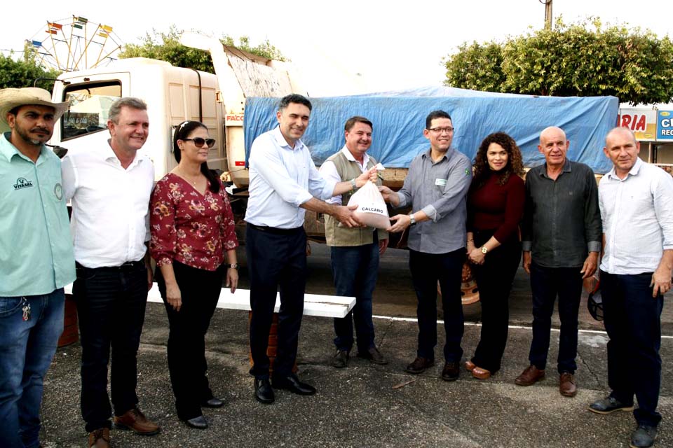 Governador e deputados entregam calcário, maquinários e equipamentos em Pimenta Bueno