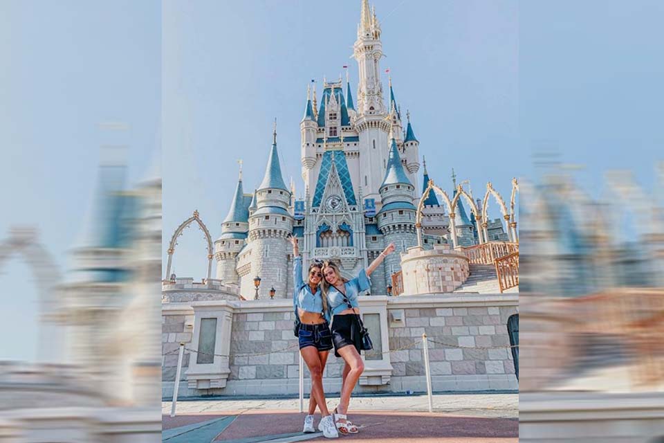 Hariany e Paula viajam juntas para Disney