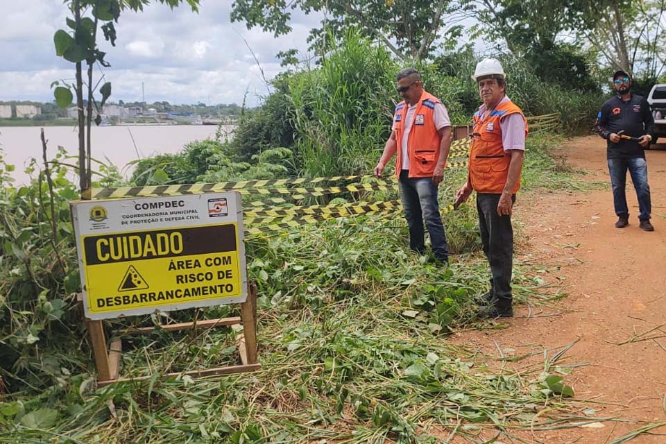 Defesa Civil Municipal de Porto Velho sinaliza trecho que oferece perigo de desmoronamento de barranco