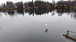 Jovem tenta nadar, mas  acaba correndo em lago congelado 