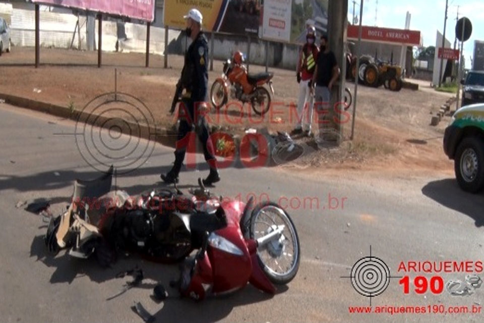 Moto fica destruída em colisão com carro na Av. Capitão Sílvio