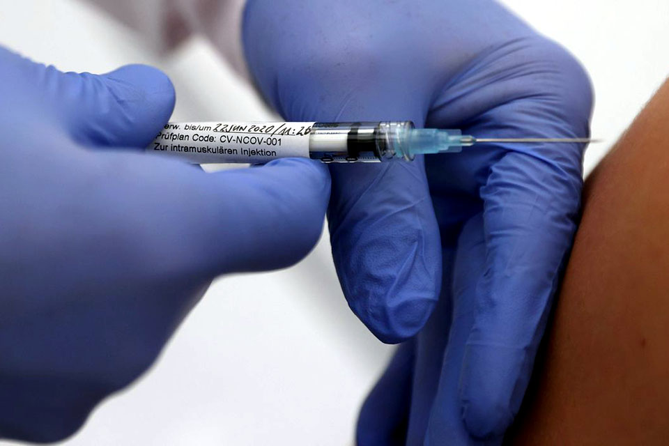 Não há pedido de pesquisa no Brasil sobre vacina russa, diz Anvisa