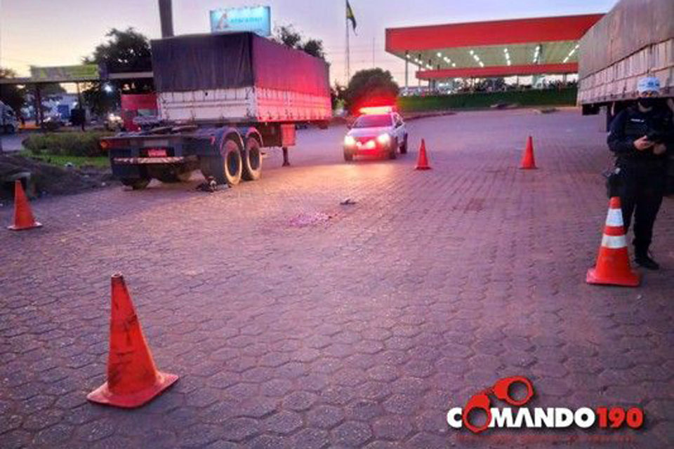 Andarilho tem as pernas dilaceradas por carreta em Ji-Paraná