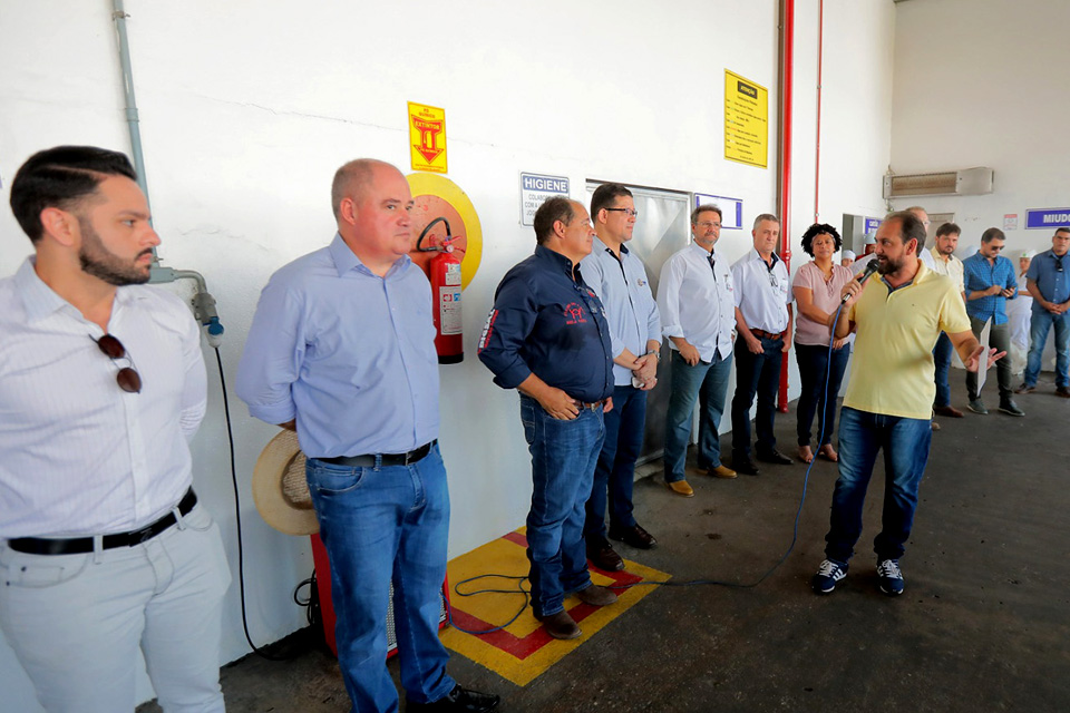 Laerte Gomes anuncia R$ 800 mil para construção de UBS durante visita ao frigorífico Rio Beef