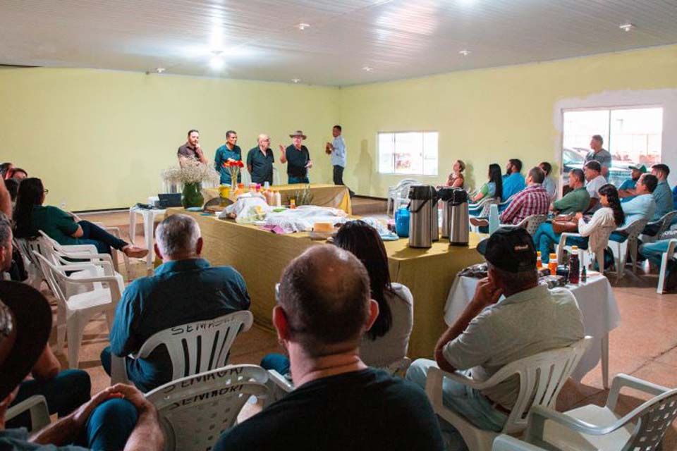 Prefeito Flori Cordeiro e vice Aparecido Donadoni projetam metas em encontro com servidores da Semagri
