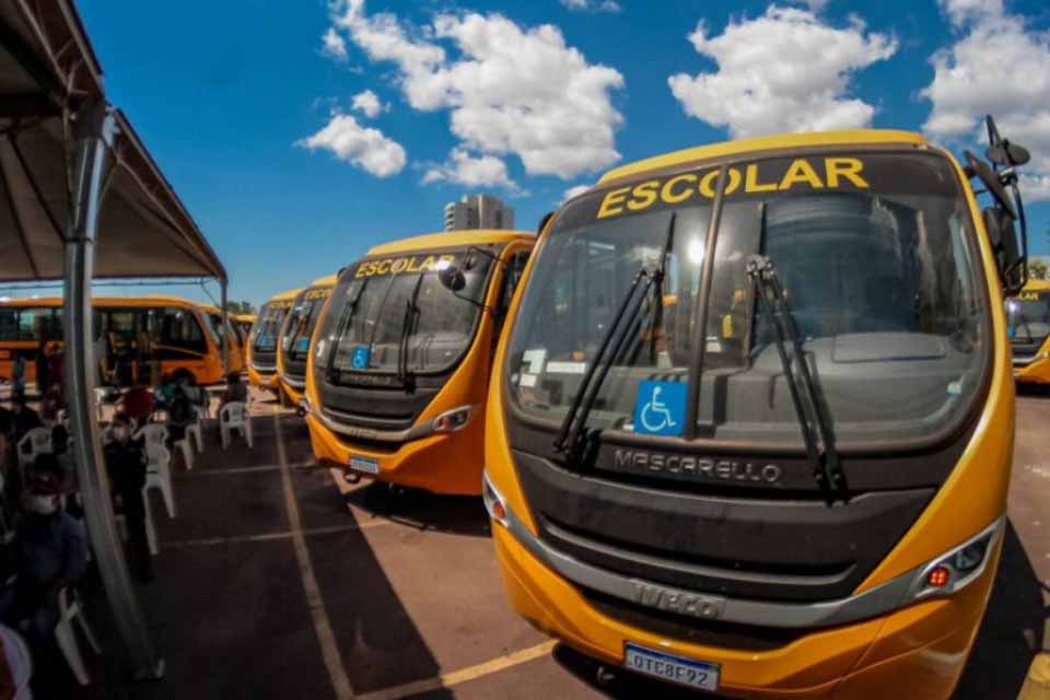 Governo entrega ônibus e embarcações escolares nesta terça-feira, para reforçar transporte de estudantes da rede estadual