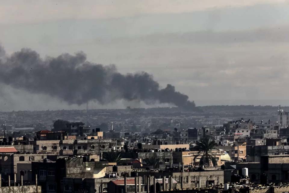 Ataque aéreo de Israel deixa mais de 100 mortos em Rafah, diz entidade