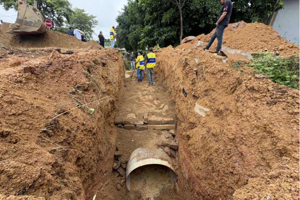 Prefeitura de Porto Velho reforça canal na Rua Samoel Menezes com novo tubo para aumentar vazão da água