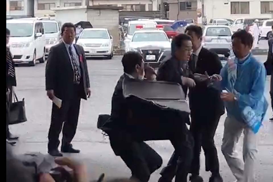 Primeiro-ministro japonês é retirado de evento após atentando terrorista 