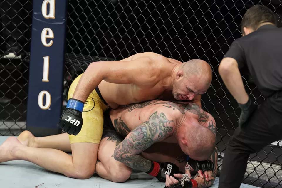 VÍDEO - Brasileiro Glover Teixeira massacra Anthony Smith no UFC Jacksonville; Melhores Momentos