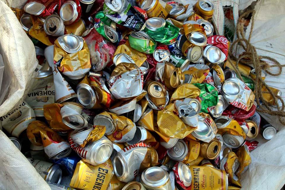 Brasil registra reciclagem de 98,7% de latas de alumínio em 2021