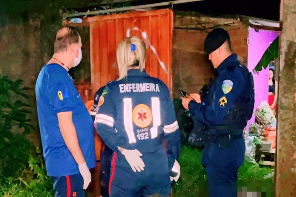 Dupla em moto executa jovem com vários tiros na zona leste