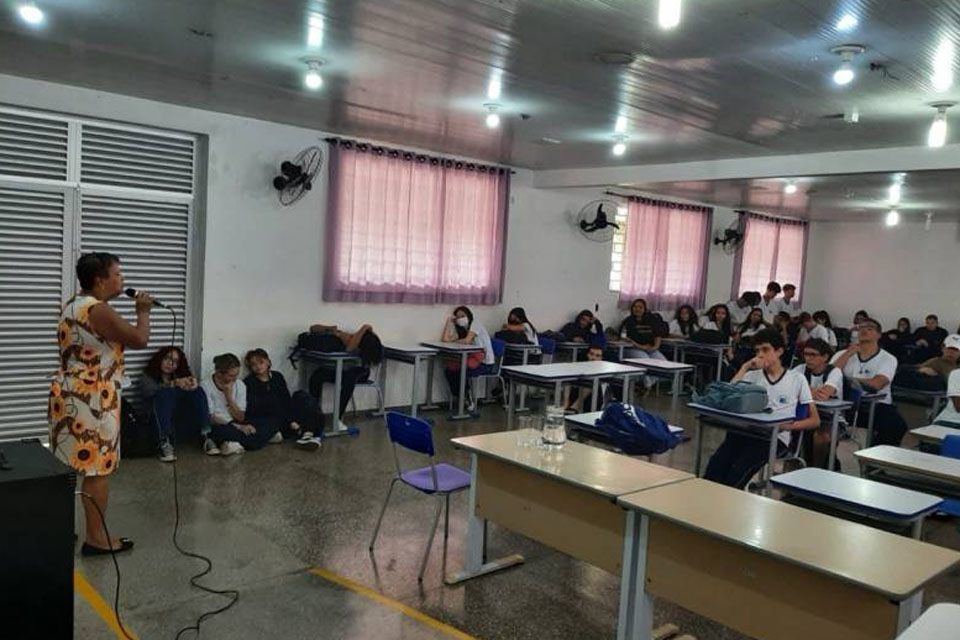 Escola trabalha em disciplina o resgate da história de Vilhena em roda de conversa entre estudantes e pioneiros