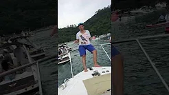 Jovem leva tombo durante dança em barco 