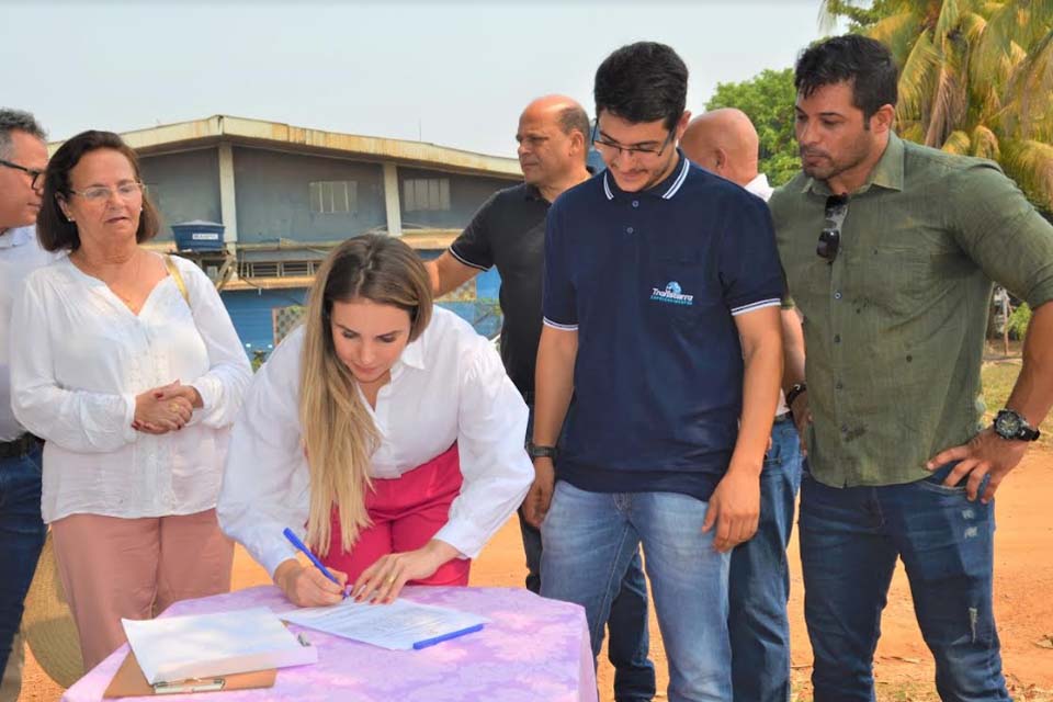 Prefeita assina ordem de serviço para construção do Terminal Rodoviário do município