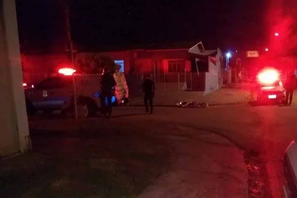 Casal é brutalmente espancado a facãozadas por dívida de drogas