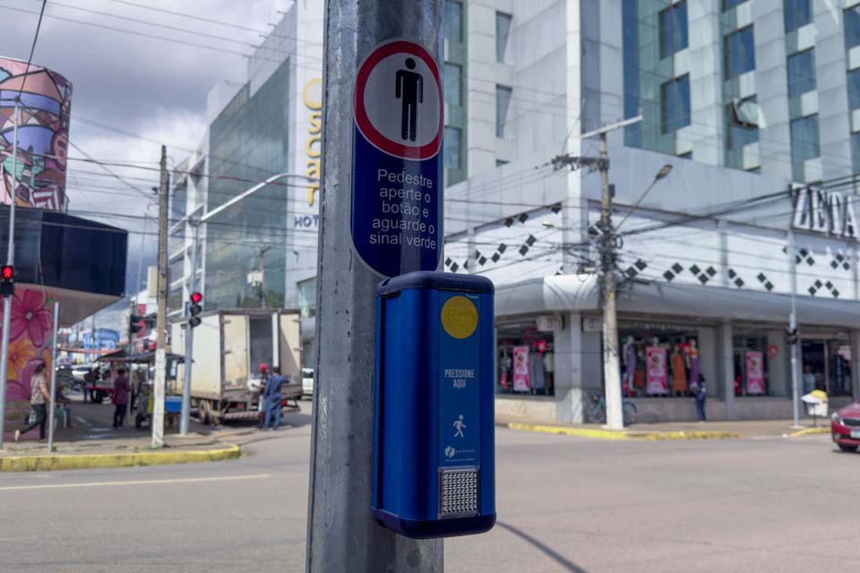 Semáforos inteligentes com sinais sonoros para deficientes visuais são instalados em Porto Velho